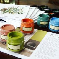 При выборе цвета важно проверить, как будет выглядеть краска непосредственно в интерьере.