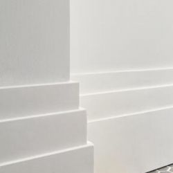 Современные плинтусы для пола: сравнение дизайнов