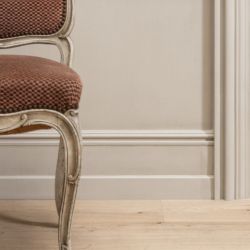 Высокий плинтус в интерьере