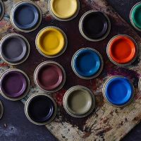 Действительно ли нужно выбирать краску в яркий солнечный день?